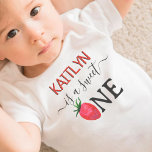 Sweet One Strawberry 1. Geburtstag Baby T-shirt<br><div class="desc">Feiern Sie stilvoll mit diesem angesagten 1. Geburtstag T - Shirt. Das Design ist leicht mit Ihrer eigenen Formulierung zu personalisieren und Ihr Kleiner wird begeistert sein,  diesen T - Shirt zu tragen,  um seinen 1. Geburtstag zu feiern. Matching-Elemente finden Sie in der Auflistung.</div>
