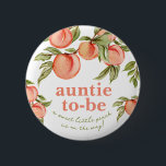 Sweet Peach Baby Duschnadel Knopf Button<br><div class="desc">Platzieren Sie diesen Knopf auf Ihrem Tante-to-be! Dieses Design ist mit einem bemalten Haufen süßer Pfirsiche,  die an einem Zweig hängen,  ausgestattet. Sehen Sie sich die gesamte Kollektion an,  um mehr passende Artikel zu finden!</div>