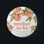Sweet Peach Baby Shower Mother-to-be-Taste Button<br><div class="desc">Platzieren Sie diesen Knopf auf Ihrer zukünftigen Mutter! Dieses Design ist mit einem bemalten Haufen süßer Pfirsiche,  die an einem Zweig hängen,  ausgestattet. Sehen Sie sich die gesamte Kollektion an,  um mehr passende Artikel zu finden!</div>
