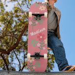 Sweet Pink Daisy Bouquet Retro Muster Skateboard<br><div class="desc">Sweet Pink Daisy Bouquet Retro Muster Skateboard. Niedlich spielerisches Design,  süß-rosa und feminine Farben von Dreaming Cocoon. Personalisieren Sie dieses Skateboard Deck als wunderbares Geschenk für ein Mädchen,  das Blume und Skateboarden Lieben.</div>