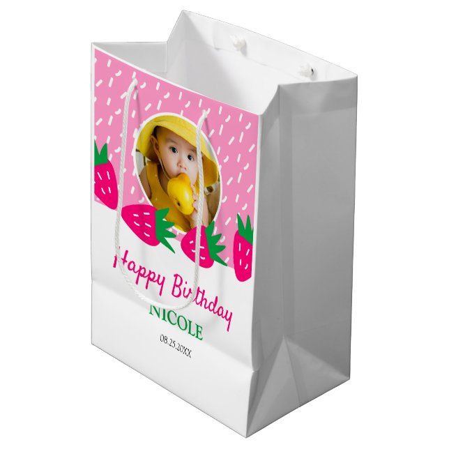 Sweet Pink Niedlich Strawberry Girl Foto Geburtsta Mittlere Geschenktüte (Vorderseite Schrägansicht)