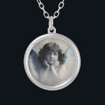 Sweet Rosy Cheeked Vintag Angel in den Wolken Versilberte Kette<br><div class="desc">Schönes Vintages Design eines süßen Engels mit weichen weißen Flügeln und rosigen Wangen,  die ihr Gesicht in den Händen halten. Friedlich und freundlich aussehen. Der Hintergrund ist mit weichen ätherischen Wolken gefüllt.</div>
