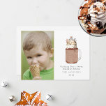 Sweet Season Chocolate Snowman Milkshake Feiertagskarte<br><div class="desc">Illustration von Schokoladencreme mit Sprinklen,  Schokoladenchips,  heißer Fuge,  Karamelll,  Schneeflocken-Weihnachtsgebäck und Marshmallow-Schneemann. Im Text steht: "Möchten Sie eine schöne Urlaubssaison" Personalisieren Sie den Namen,  das Jahr und das Foto.</div>