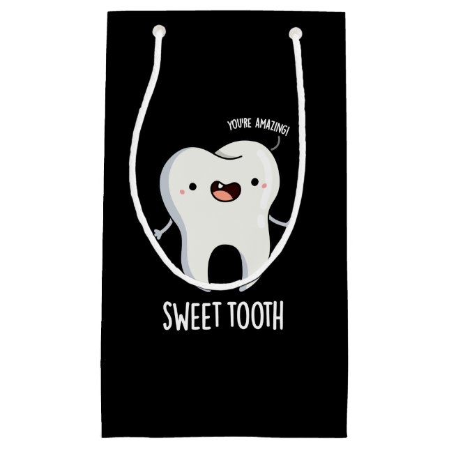 Sweet Tooth Funny Dental Pun Dark BG Kleine Geschenktüte (Vorderseite)