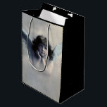 Sweet Vintag Angel Christmas Mittlere Geschenktüte<br><div class="desc">Schönes Vintages Design eines süßen Weihnachtsengels mit weichen weißen Flügeln und rosigen Wangen,  die ihr Gesicht in den Händen halten.</div>