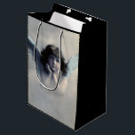 Sweet Vintag Angel Christmas Mittlere Geschenktüte<br><div class="desc">Schönes Vintages Design eines süßen Weihnachtsengels mit weichen weißen Flügeln und rosigen Wangen,  die ihr Gesicht in den Händen halten.</div>