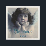 Sweet Vintag Angel Christmas Serviette<br><div class="desc">Schönes Vintages Design eines süßen Weihnachtsengels mit weichen weißen Flügeln und rosigen Wangen, die ihr Gesicht in den Händen halten. Friedlich und freundlich aussehen. Der Hintergrund ist mit weichen ätherischen Wolken gefüllt. Text sagt Weihnachten 2014 Ion ein hübscher blauer Schriftart, den Sie anpassen / personalisieren / löschen können, wie Sie...</div>