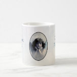 Sweet Vintage Christmas Angel Kaffeetasse<br><div class="desc">Schönes Vintages Design eines süßen Weihnachtsengels mit weichen weißen Flügeln und rosigen Wangen, die ihr Gesicht in den Händen halten. Friedlich und freundlich aussehen. Der Hintergrund ist mit weichen ätherischen Wolken gefüllt. Text sagt "Weihnachten 2014" auf der einen Seite des Bildes und auf der anderen Seite sagt es "Happy Holidays",...</div>
