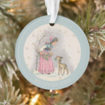 Sweet Vintage Christmas Scene Girl Fawn Ornament<br><div class="desc">Dieses Ornament zeigt eine süße Weihnachtsszene eines kleinen Mädchens in rosa Vintage Kostümherrschaft Ansammlung heilige Zierschriften mithilfe einer niedlichen Fawn. Passen Sie es mit dem Jahr oder Text Ihrer Wahl in beigen dekorativen Buchstaben an der blauen Grenze an.</div>