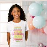 Sweet Whimsical Birthday Girl T-Shirt<br><div class="desc">Gib deinem Geburtstagsmädchen die Aufmerksamkeit, die sie hat, und mache ihren Tag mit diesem skurrilen Geburtstagsmädchen-T - Shirt ganz besonders. Pinks grün und gelb machen diesen Geburtstagskuchen super süß.</div>