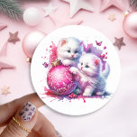 Sweet White Kittens Weihnachten Runder Aufkleber<br><div class="desc">Hübsche Weihnachtsaufkleber mit rosa Thema. Zwei kleine,  weiße,  flauschige Kätzchen spielen mit einem rosa funkelnd Weihnachtsschmuck.</div>