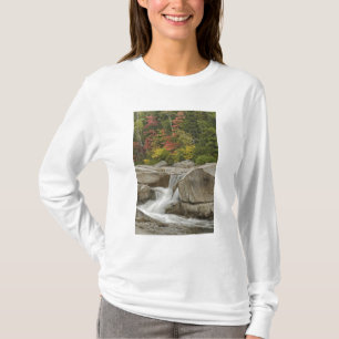 Swift River, die durch Felsen fließt, Weiß T-Shirt