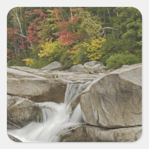 Swift River, die durch Felsen rauscht, Weiß Quadratischer Aufkleber