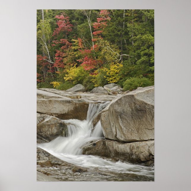 Swift River kaskadiert durch Felsen, White Poster (Vorne)
