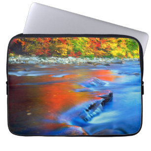 Swift River mit herbstlichen Farben Laptopschutzhülle