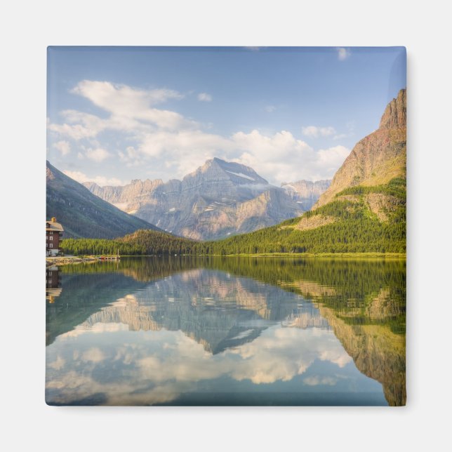 Swiftcurrent Lake mit vielen Glacier Hotel und Magnet (Vorne)