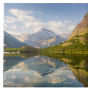 Swiftcurrent Lake mit vielen Glacier Hotels und Fliese