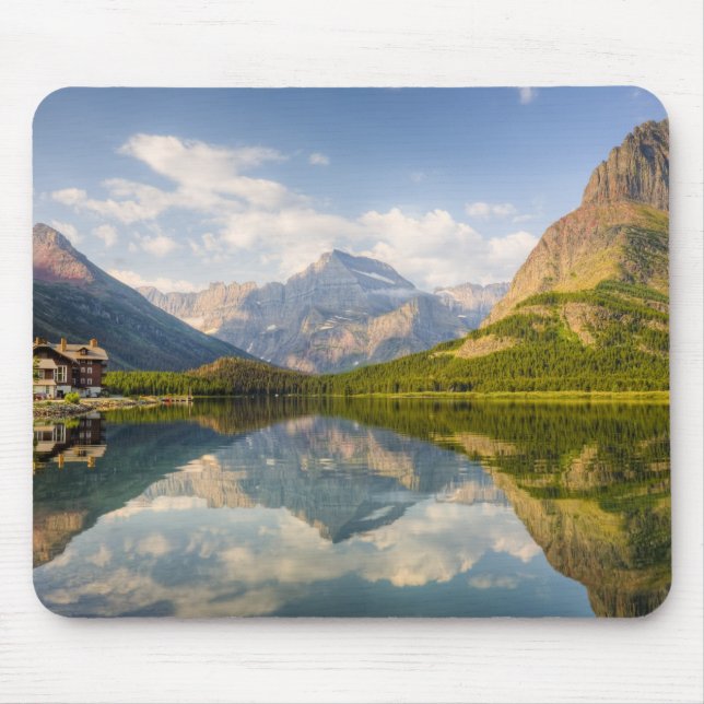 Swiftcurrent Lake mit vielen Glacier Hotels und Mousepad (Vorne)