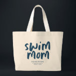 Swim Mom trendy blue type persalized bag Jumbo Stoffbeutel<br><div class="desc">Schwimmer Mutter Leben! Dieses trendige und stilvolle Tote-Taschen-Design eignet sich perfekt für das Gepäck Ihrer schwimmenden Team-Mama-Ausrüstung. Mit Platz für benutzerdefinierten Text können Sie Nachname,  Teamname oder mehr eintragen. Ideal für Reisen Treffen,  Snacks und Ausrüstung für Übungen und Badebegegnungen mitnehmen. Auch macht ein tolles Geschenk für den Muttertag!</div>