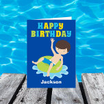 Swim Team Boy Custom Kids Happy Birthday Karte<br><div class="desc">Phantastische Kinder Schwimmbad Party Happy Geburtstagskarte für ein brünettes Kind im Schwimmteam im Sommer. Ein heller,  lustiger Pop mit Farbtupfern und ein cooler Schwimmjunge in einem Schlauch. Für ein besonderes Kindergeschenk.</div>