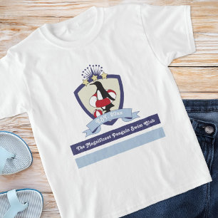 Swimming Club Wappen Niedlicher Cartoon Pinguin T-Shirt