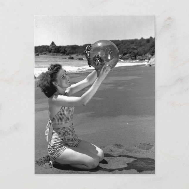 Swimsuit Girl on Beach - Vintag Postkarte (Vorderseite)