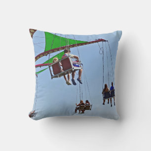 Swing Ride neben Ferris Wheel Kissen