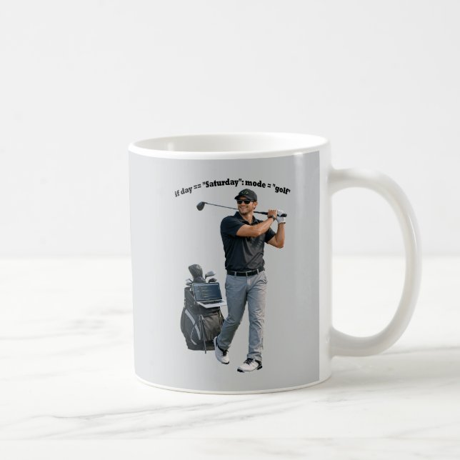 Swingender Software-Ingenieur, der Golf-URM spielt Kaffeetasse (Rechts)