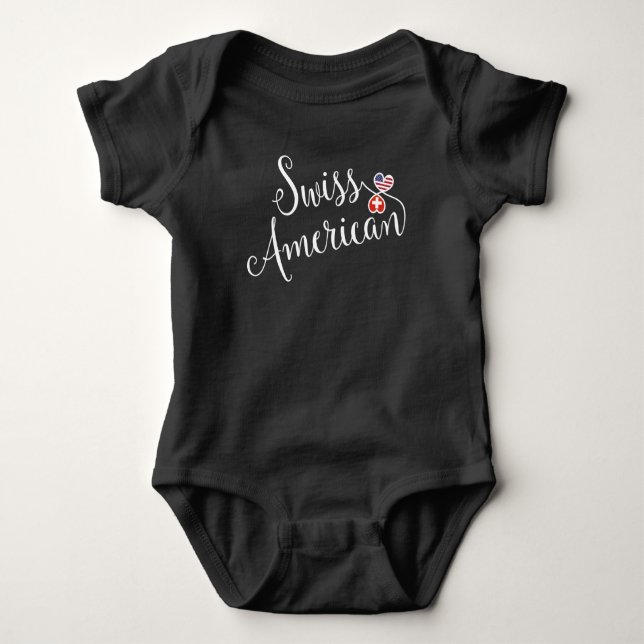 Swiss American Entwinted Hearts Baby Strampler (Vorderseite)