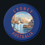 Sydney Australia Retro Distressed Circle Magnet<br><div class="desc">Sydney Retro Vektor Reise Design. Sydney,  die Hauptstadt von New South Wales und eine der größten Städte Australiens,  ist bekannt für seine Hafenpromenade Sydney Opera House,  mit einem unverwechselbaren Segeldesign.</div>