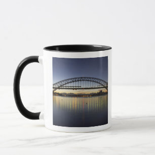 Sydney Harbour Bridge und Sydney Opera House bei Tasse