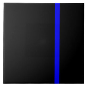 Symbolische dünne Blue Line auf einem schwarzen Fliese