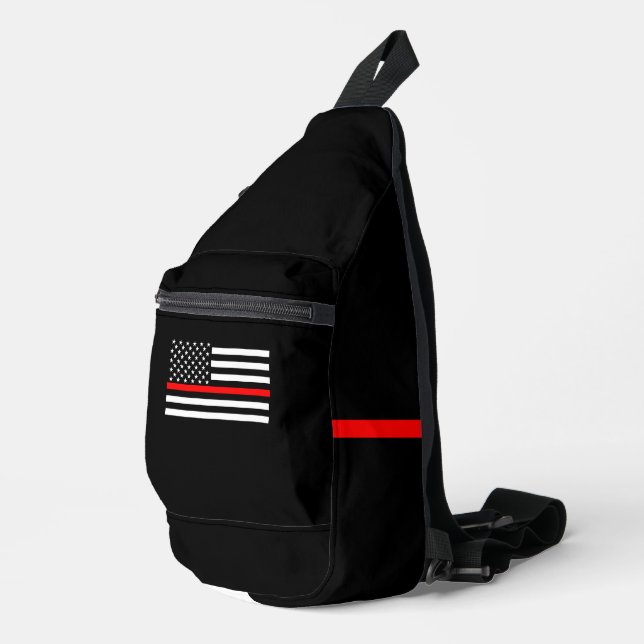 Symbolische Thin Red Line American Flag Grafik auf Crossbody Bag (Rechte Ecke)