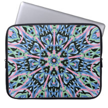 Symmetrisch verziert.