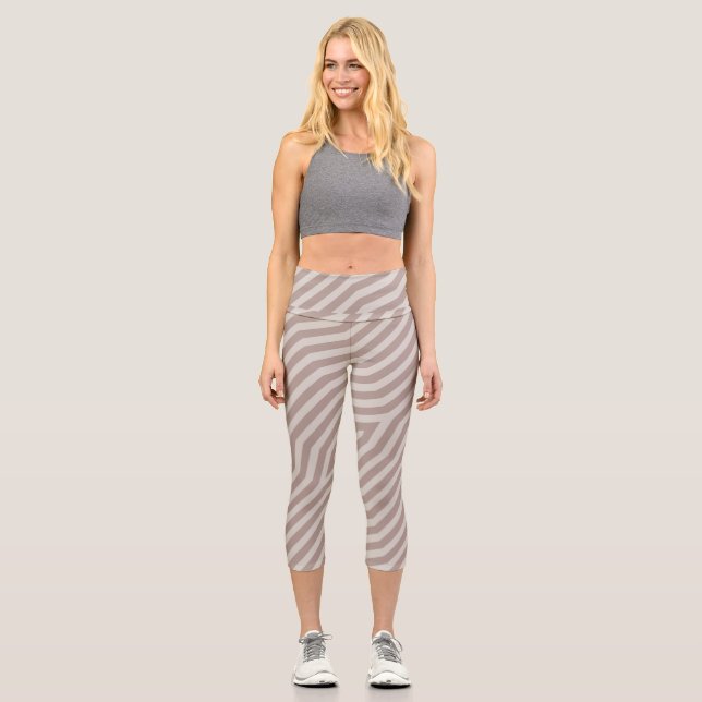 Symmetrische diagonale Streifen Hintergrund 12 Capri Leggings (Vorderseite)
