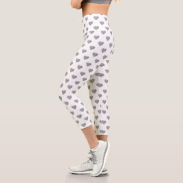 Symmetrische kleine Betonherzen auf Weiß Capri Leggings