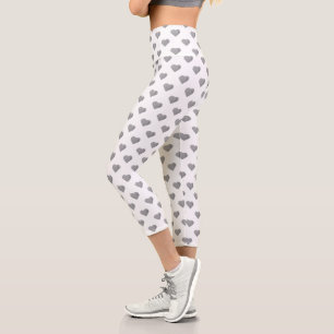 Symmetrische kleine Betonherzen auf Weiß Capri Leggings