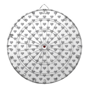 Symmetrische kleine Betonherzen auf Weiß Dartscheibe
