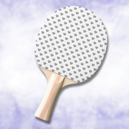 Symmetrische kleine Betonherzen auf Weiß Tischtennis Schläger