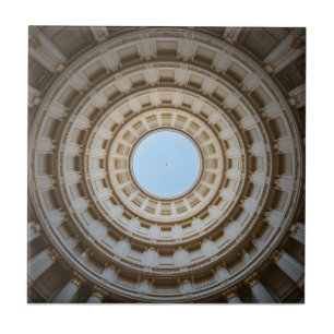 Symmetrische Worm-Augen-Ansicht eines großen Doms Fliese