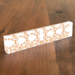 Symmetrisches Blumenmuster mit orangefarbenen Moti Namensplakette