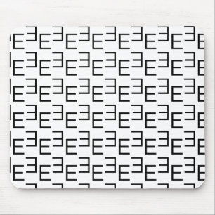 Symmetrisches E-Monogramm-T-Shirt, Minimalistische Mousepad