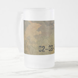 Symmetrisches grungiges grünes olivfarbenes Tarnmu Mattglas Bierglas