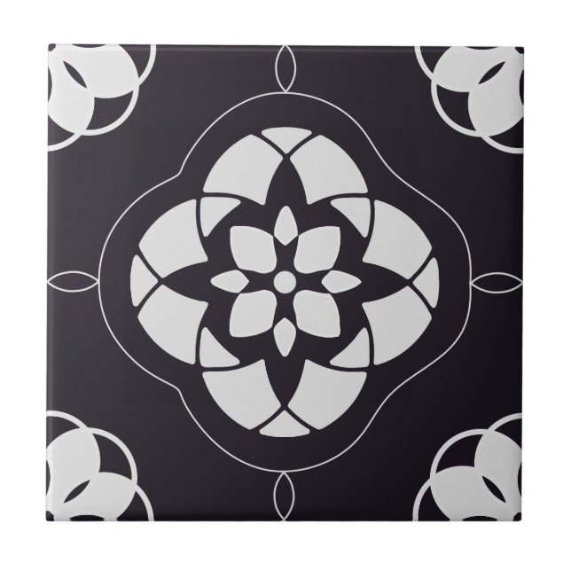 Symmetrisches Muster der weißen Blume auf schwarz Fliese (Vorderseite)
