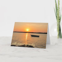 Sympathischer Sonnenuntergang mit kleinem Boot von