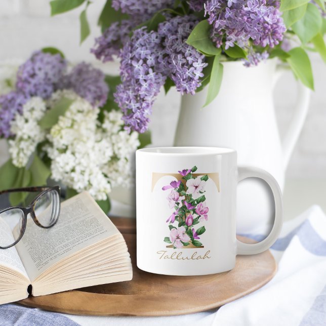 T Letter Gold Monogram White Magenta Lila Floral Jumbo-Tasse (Von Creator hochgeladen)