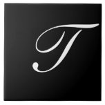 T Monogram Initial White auf Schwarz Fliese<br><div class="desc">Klassisches Weißbuchstabenmonogramm auf schwarzem Hintergrund,  T.</div>