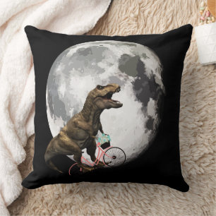 T-Rex auf einem Fahrrad mit Rosen, die den Mond um Kissen