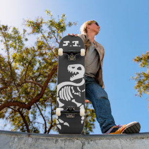 T-rex mit Ihrem ersten Skateboard