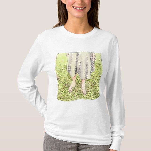 T-SHIRT さなごれじ  春の広い緑の草原に素足で立つワンピースの女性の足元 (Devant)